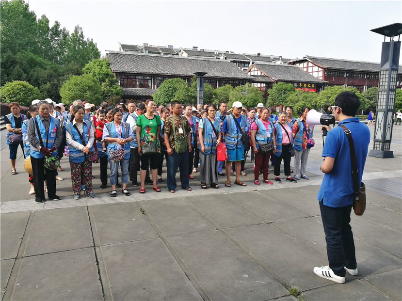 2017年6月6日 夏日送清涼 慰問(wèn)臨時(shí)占道停車(chē)收費(fèi)人員2