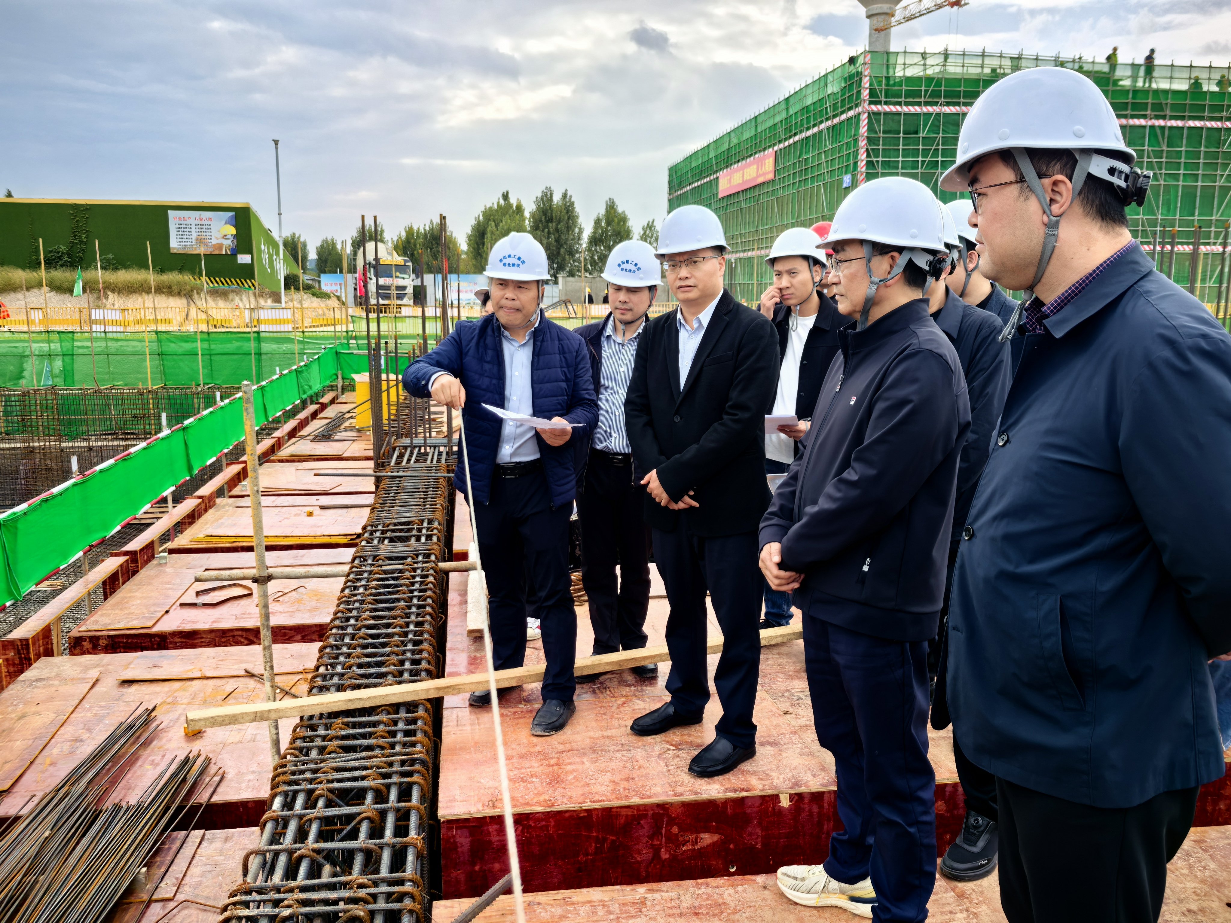 【實(shí)地督導(dǎo)強(qiáng)落實(shí) 沖刺年終保目標(biāo)】德陽發(fā)展集團(tuán)黨委書記、董事長李強(qiáng)帶隊(duì)赴一線“破題”